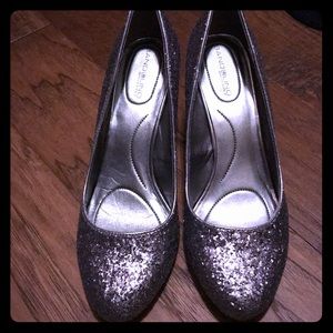 B.flexible by Bandolino glittery pumps